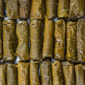 NIÑOS ENVUELTOS DE ARROZ Y CARNE (SARMA CALIENTE)