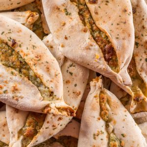 EMPANADAS BARCO DE CEBOLLA Y QUESO (ESTILO KACHAPURI) - Tamaño copetín, por Docena (24 hs)